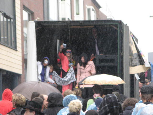 Ondanks de regen, de paraplu's dansten op en neer op de maat van de muziek