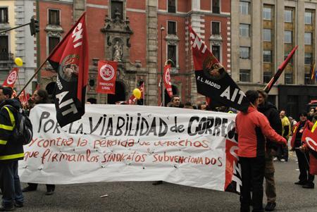 Spaanse postbodes aangesloten bij de anarchisitsche vakbond CNT in staking.