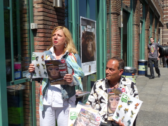 Loretta Schrijver en dakloze Samy verkopen de krant de Aap