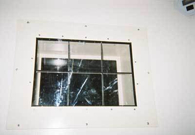isoleercel, raam met uitzicht op de muur