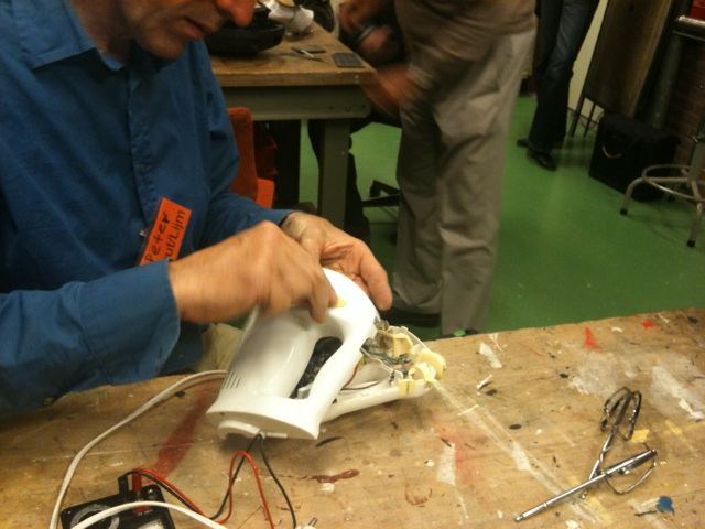 Elektra-chirurg Peter in de weer met een mixer