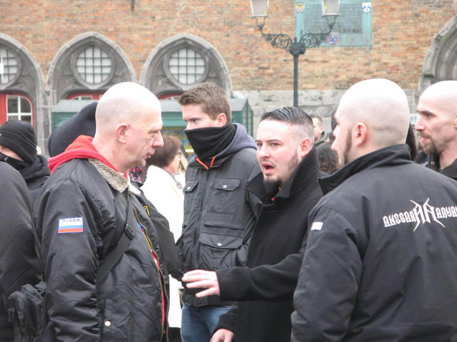 Kris Roman (links) op demonstratie Autonome Nationalisten Vlaanderen, 08-2013