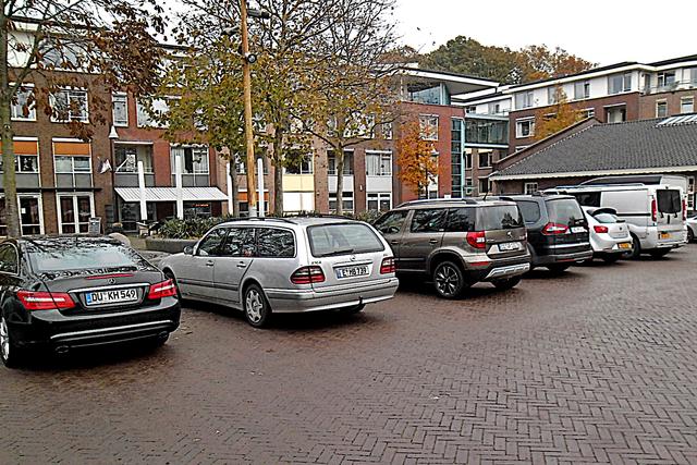 Duitse auto's bij de nazibeurs in Didam eind 2022. Copyright A. Graaff