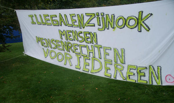 Illegalen zijn ook mensen - spandoek Recht op Bestaan