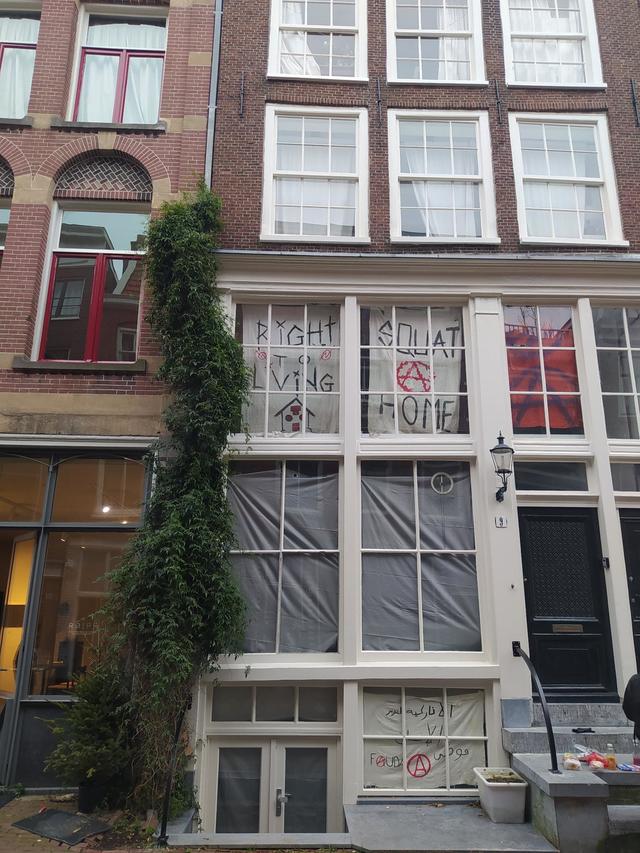Squatted building on Noorderdwarstraat 9