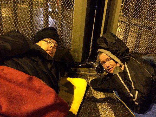 Vastgeketend aan de hoofdingang Vastgeketend aan de hoofdingang