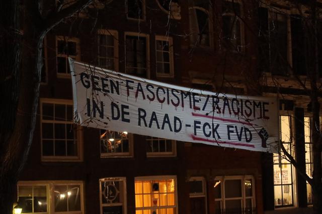 De Geen Fascisme / Racisme in de Raad FCK FVD banner tussen bomen