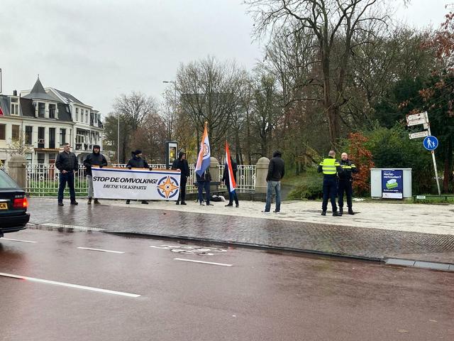 Dietse Volkspartij en Voorpost op de brug
